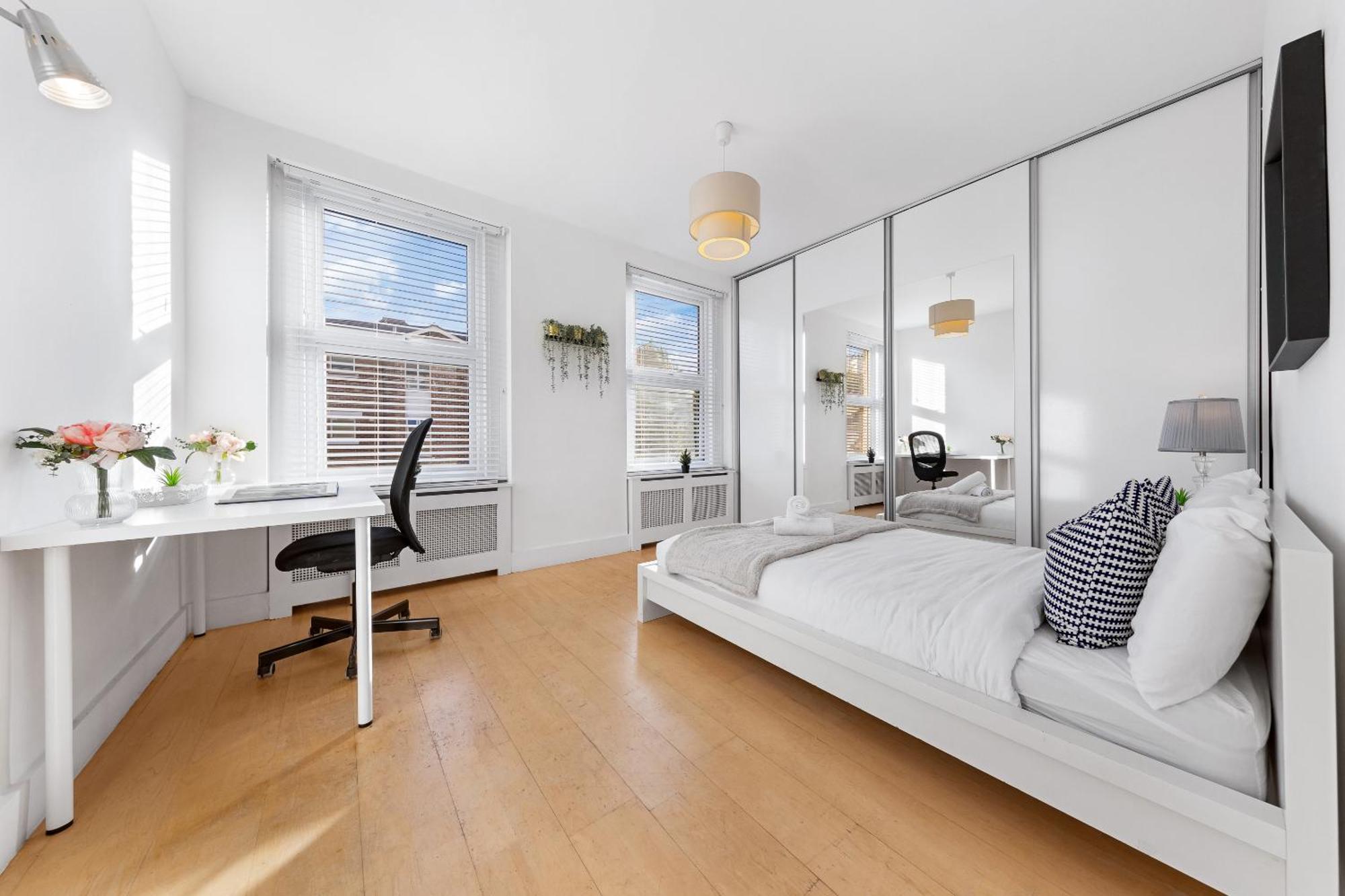 Luxury 4-Bedroom Modern Flat In Central London Steps From Station, Sleeps 9 In Style! Exterior photo
