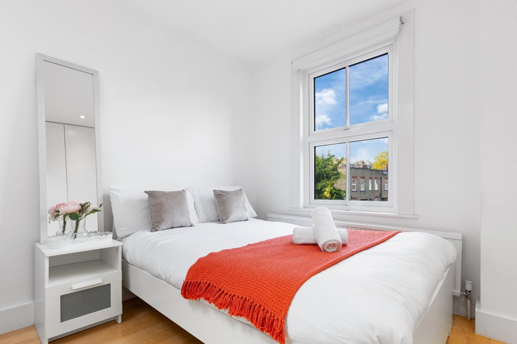Luxury 4-Bedroom Modern Flat In Central London Steps From Station, Sleeps 9 In Style! Exterior photo