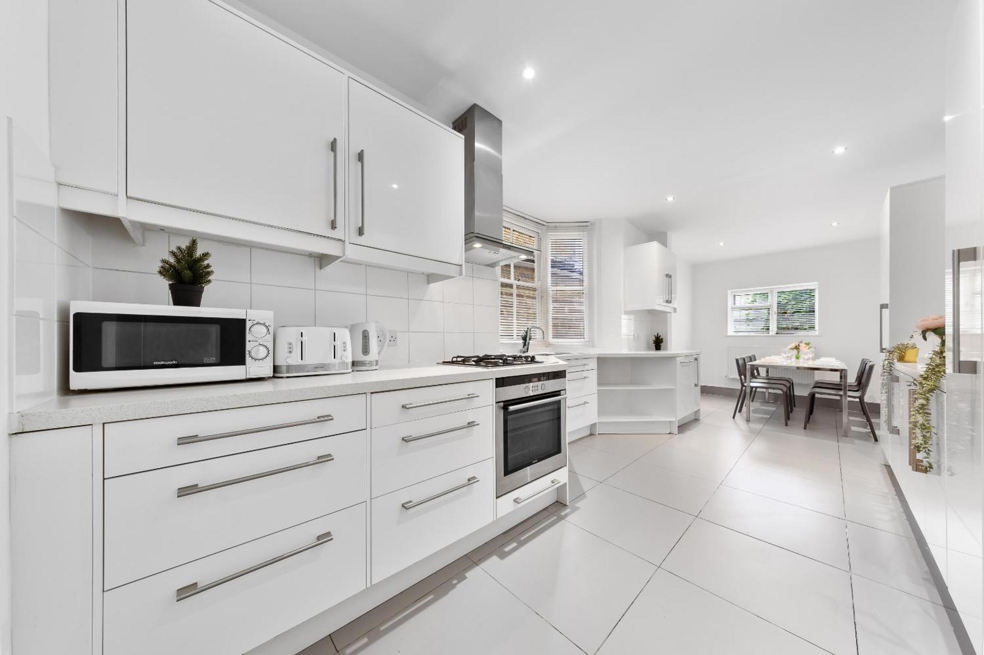 Luxury 4-Bedroom Modern Flat In Central London Steps From Station, Sleeps 9 In Style! Exterior photo