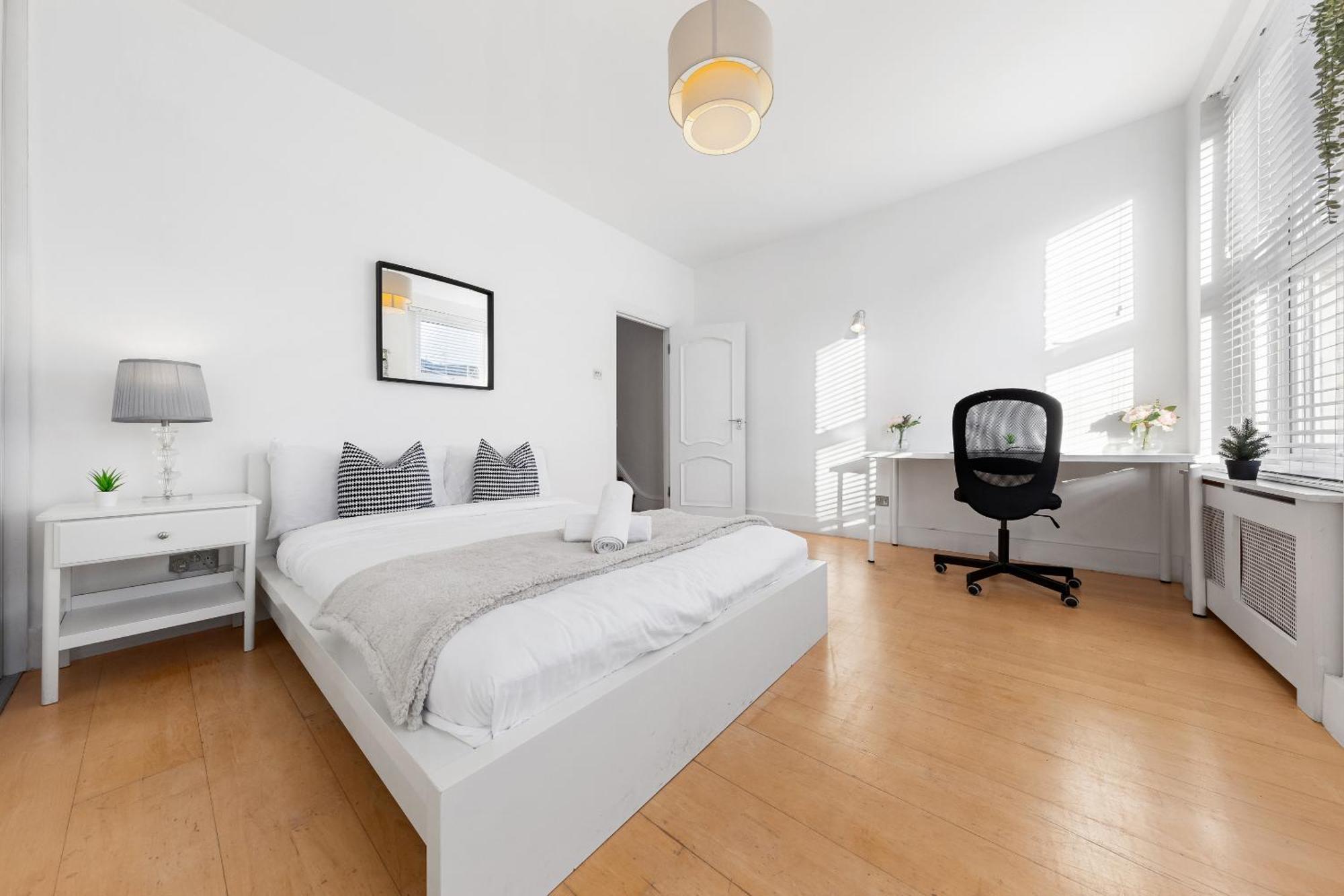 Luxury 4-Bedroom Modern Flat In Central London Steps From Station, Sleeps 9 In Style! Exterior photo