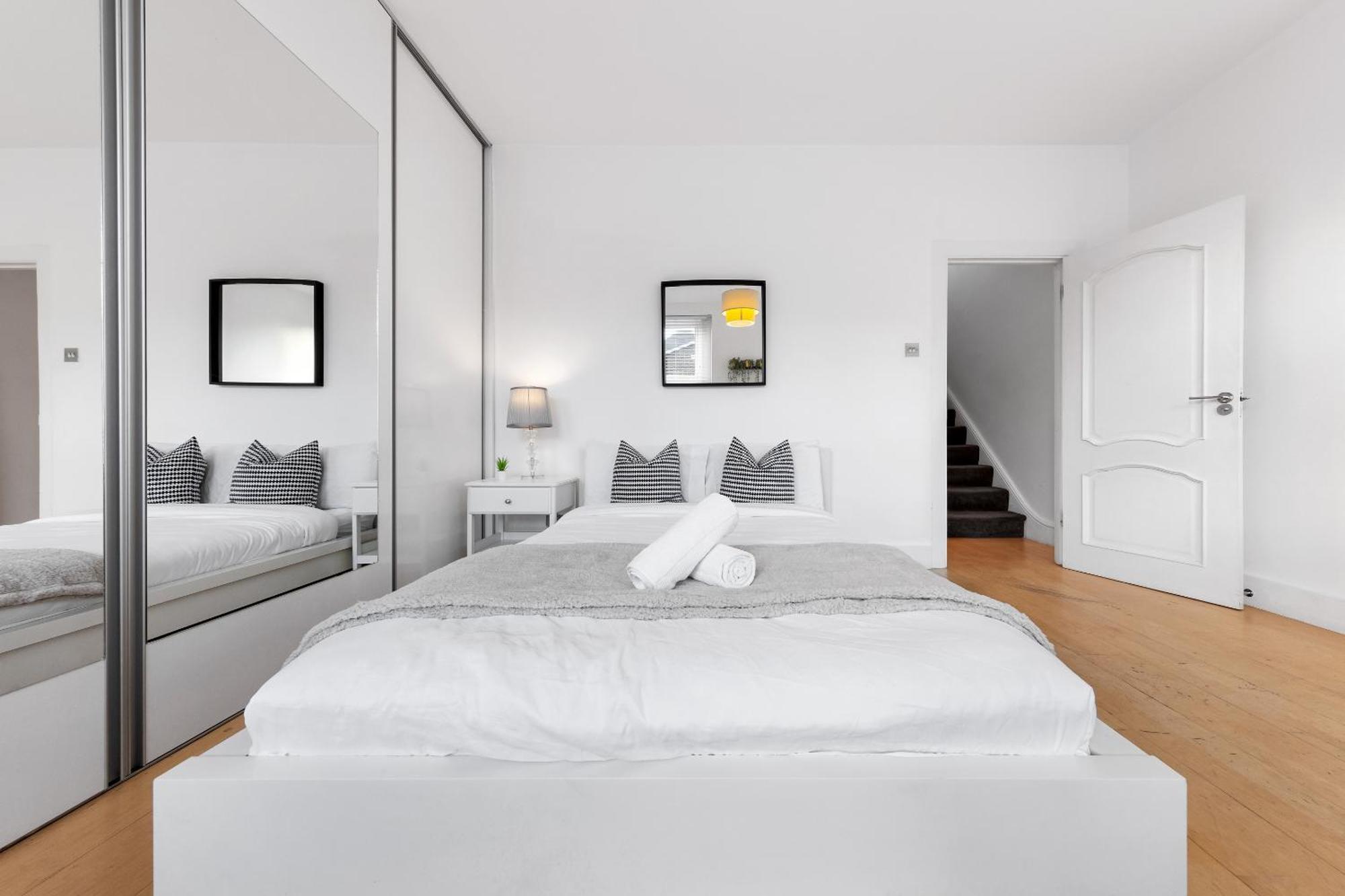 Luxury 4-Bedroom Modern Flat In Central London Steps From Station, Sleeps 9 In Style! Exterior photo