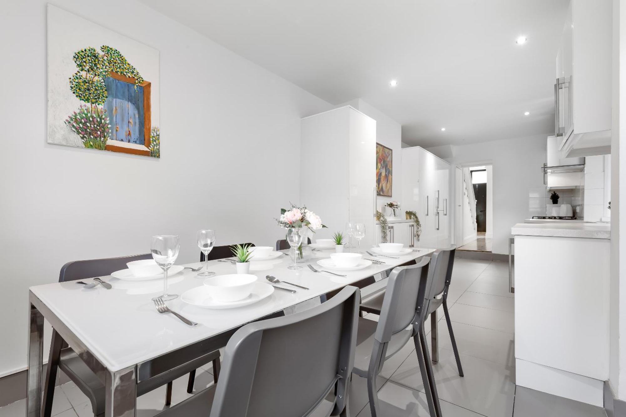 Luxury 4-Bedroom Modern Flat In Central London Steps From Station, Sleeps 9 In Style! Exterior photo