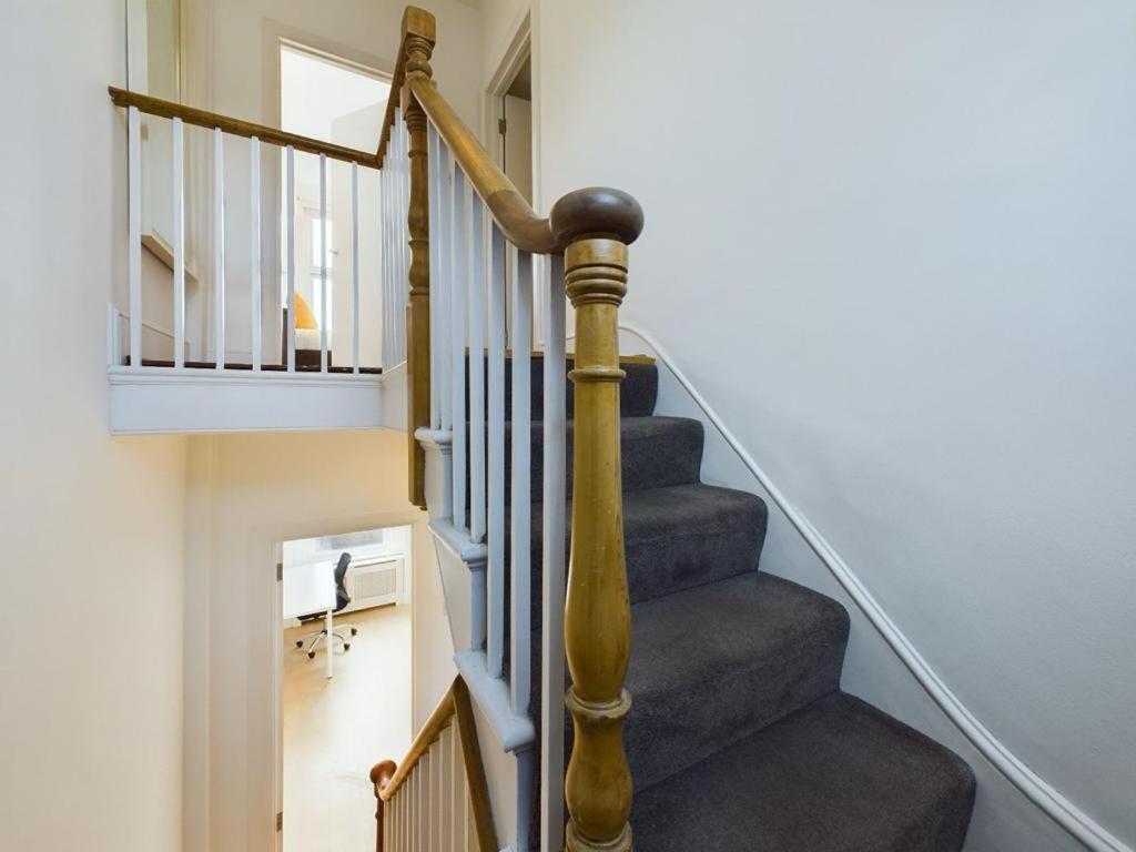 Luxury 4-Bedroom Modern Flat In Central London Steps From Station, Sleeps 9 In Style! Room photo