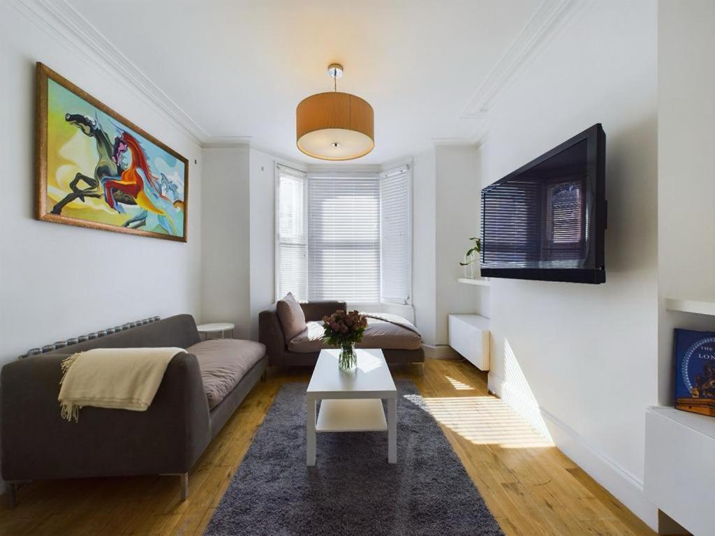 Luxury 4-Bedroom Modern Flat In Central London Steps From Station, Sleeps 9 In Style! Room photo