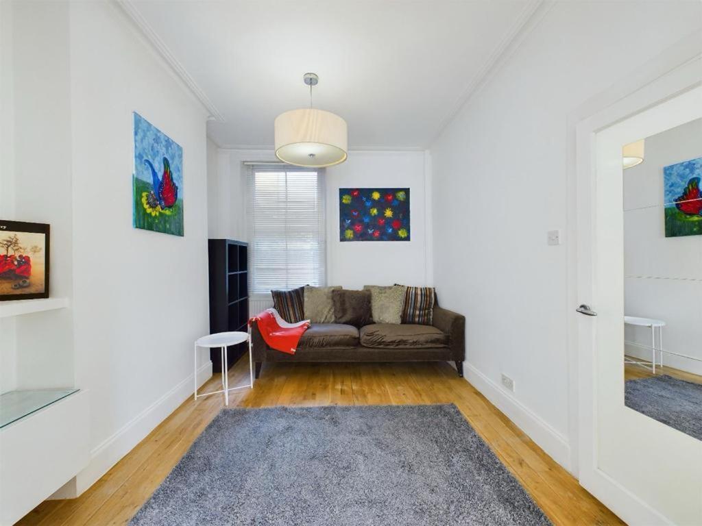 Luxury 4-Bedroom Modern Flat In Central London Steps From Station, Sleeps 9 In Style! Room photo