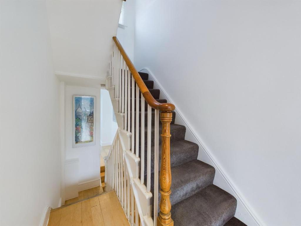 Luxury 4-Bedroom Modern Flat In Central London Steps From Station, Sleeps 9 In Style! Room photo