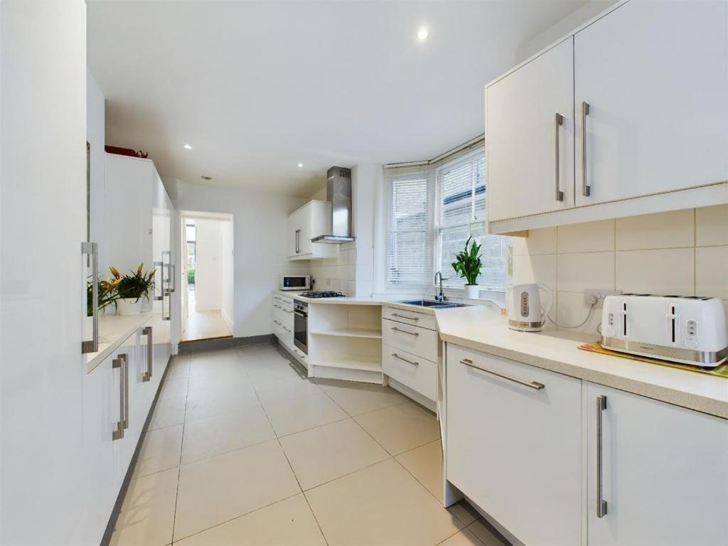 Luxury 4-Bedroom Modern Flat In Central London Steps From Station, Sleeps 9 In Style! Room photo