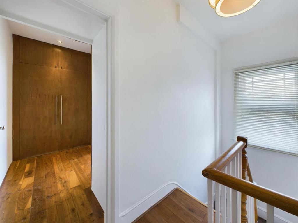 Luxury 4-Bedroom Modern Flat In Central London Steps From Station, Sleeps 9 In Style! Room photo