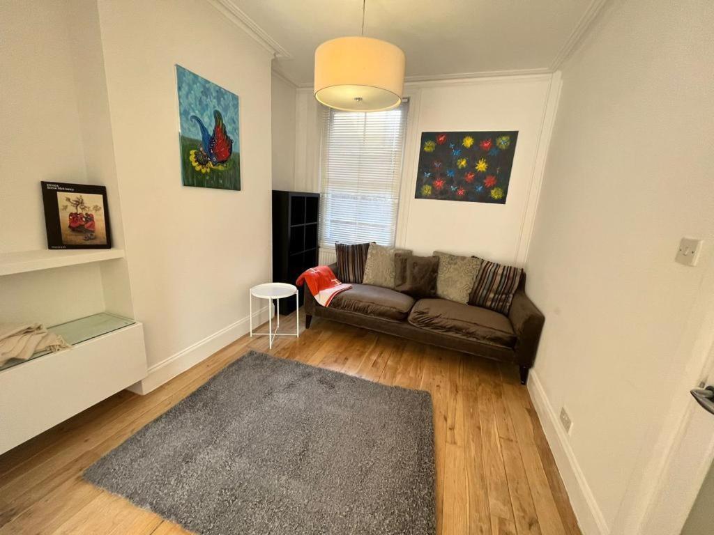 Luxury 4-Bedroom Modern Flat In Central London Steps From Station, Sleeps 9 In Style! Room photo