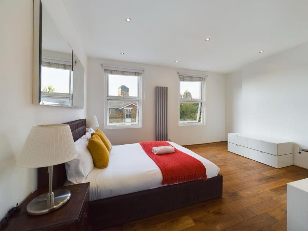 Luxury 4-Bedroom Modern Flat In Central London Steps From Station, Sleeps 9 In Style! Room photo