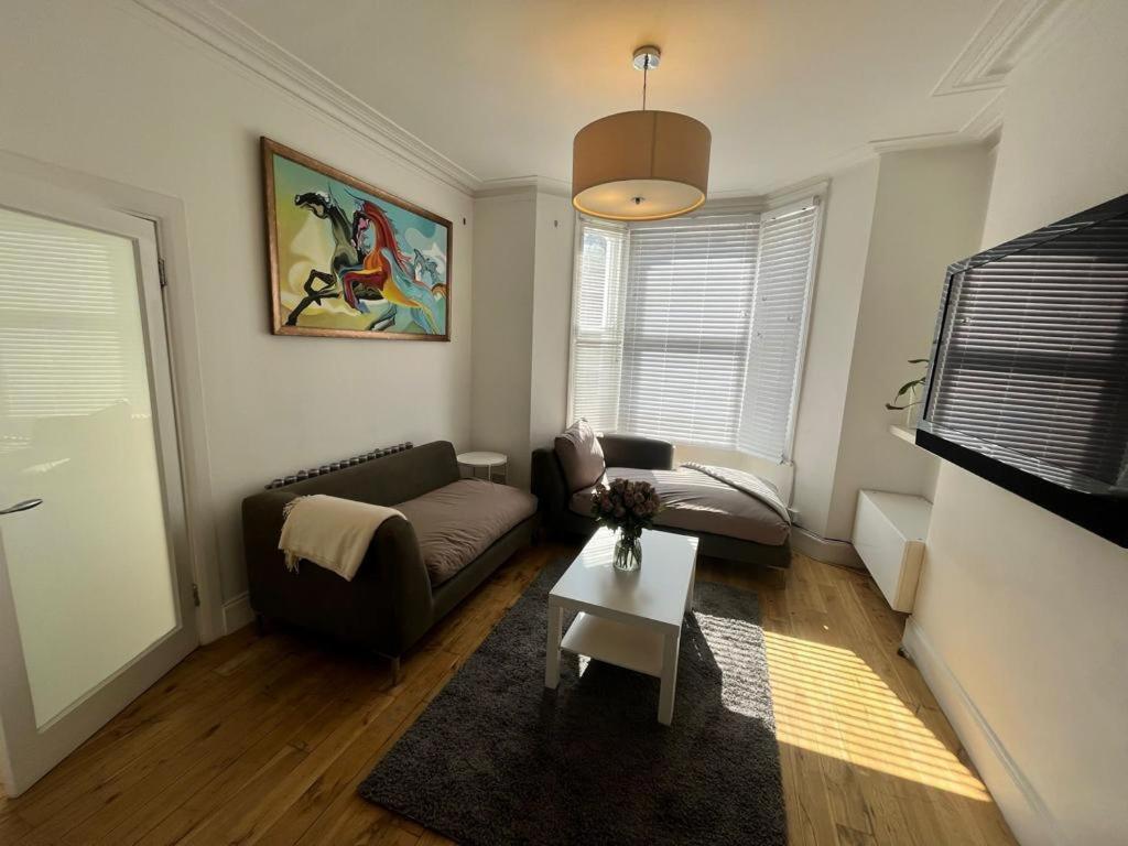 Luxury 4-Bedroom Modern Flat In Central London Steps From Station, Sleeps 9 In Style! Room photo