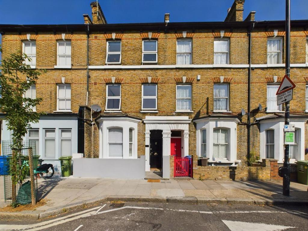 Luxury 4-Bedroom Modern Flat In Central London Steps From Station, Sleeps 9 In Style! Room photo