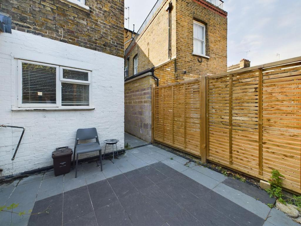 Luxury 4-Bedroom Modern Flat In Central London Steps From Station, Sleeps 9 In Style! Room photo