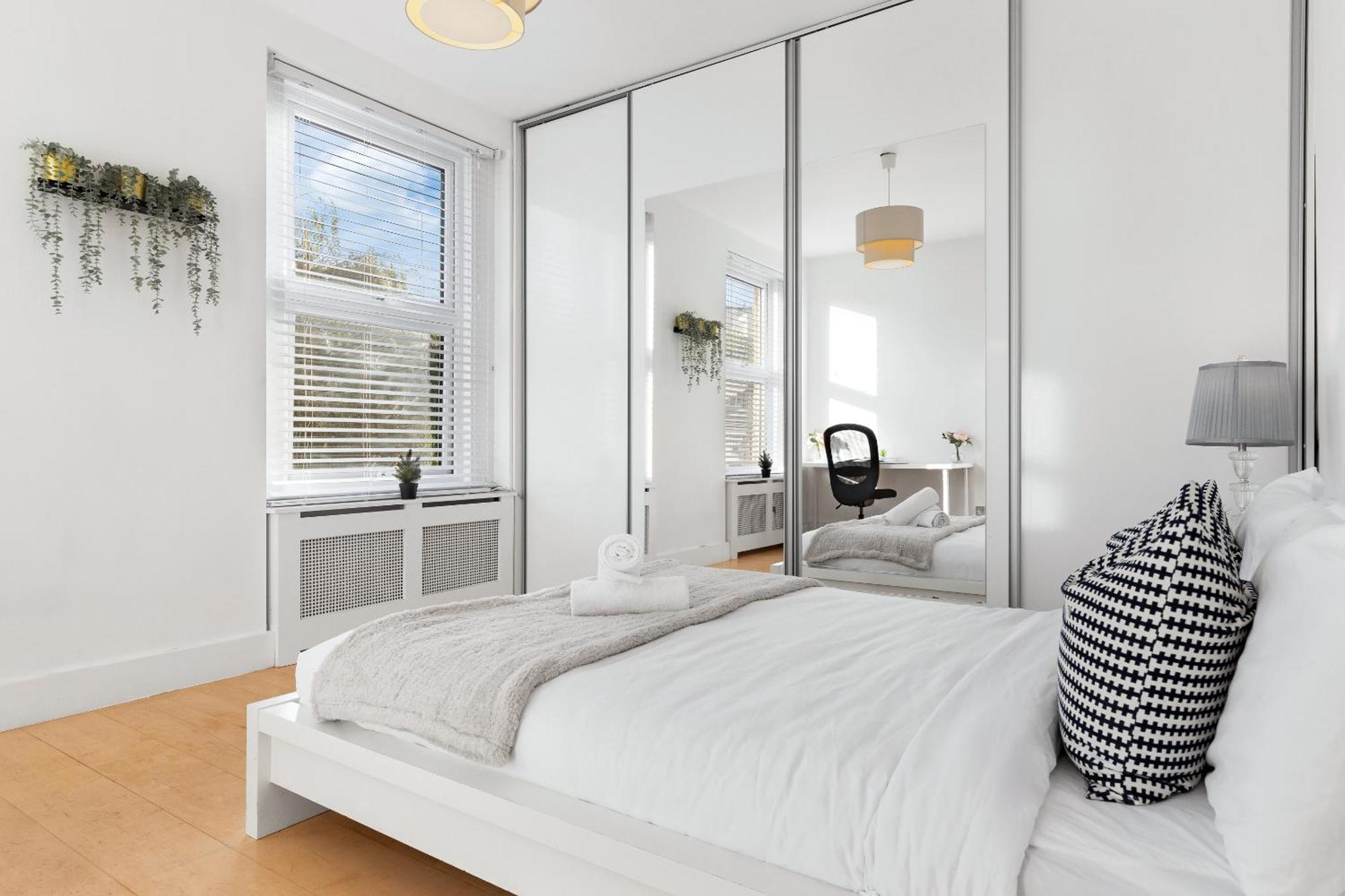 Luxury 4-Bedroom Modern Flat In Central London Steps From Station, Sleeps 9 In Style! Exterior photo