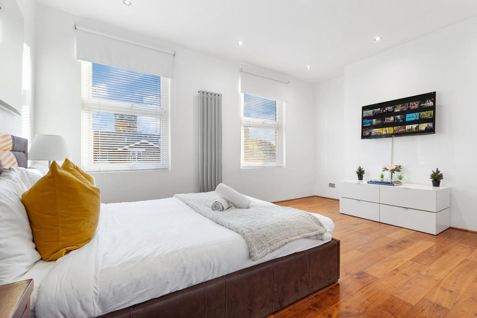 Luxury 4-Bedroom Modern Flat In Central London Steps From Station, Sleeps 9 In Style! Exterior photo