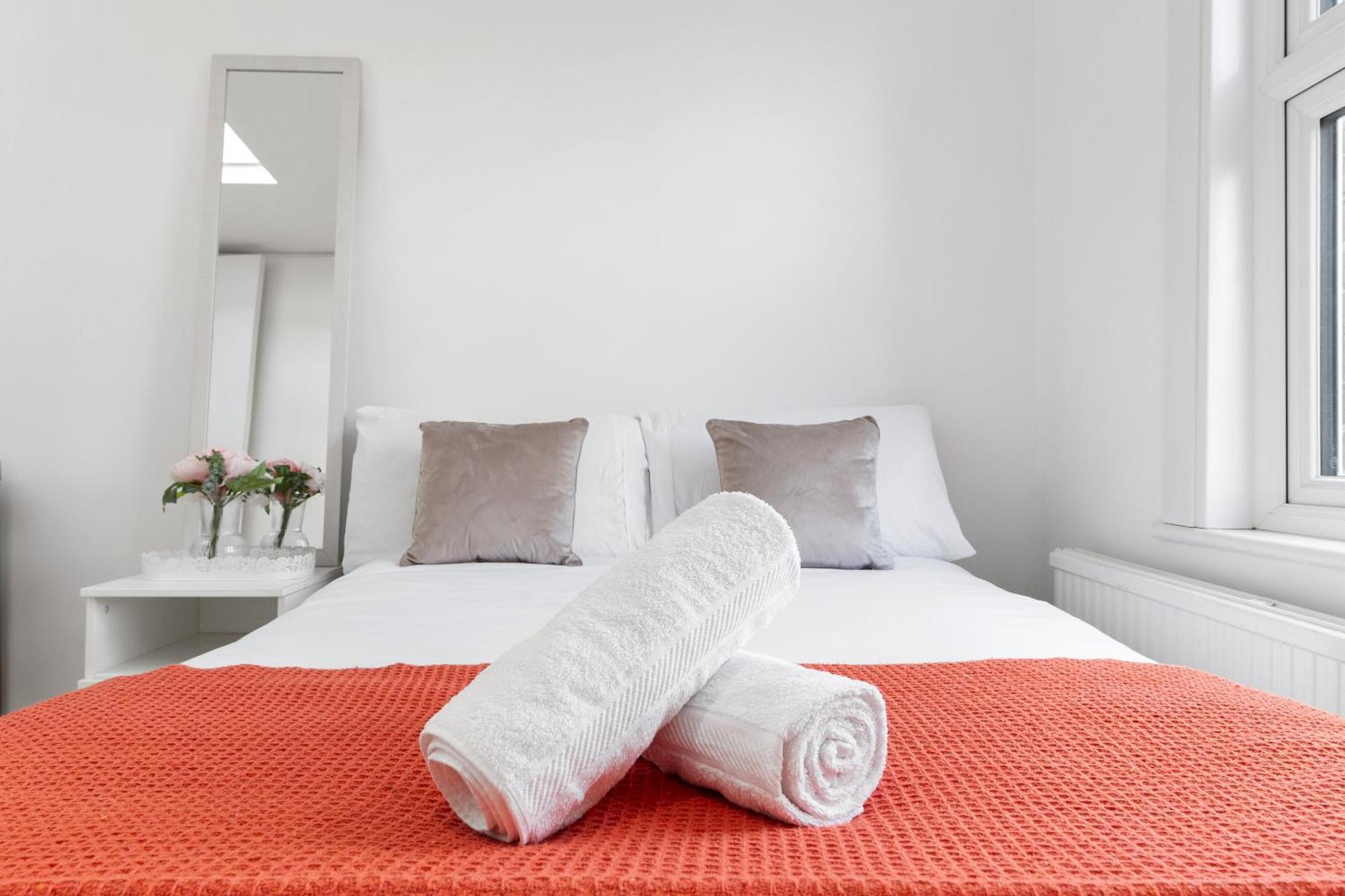 Luxury 4-Bedroom Modern Flat In Central London Steps From Station, Sleeps 9 In Style! Exterior photo