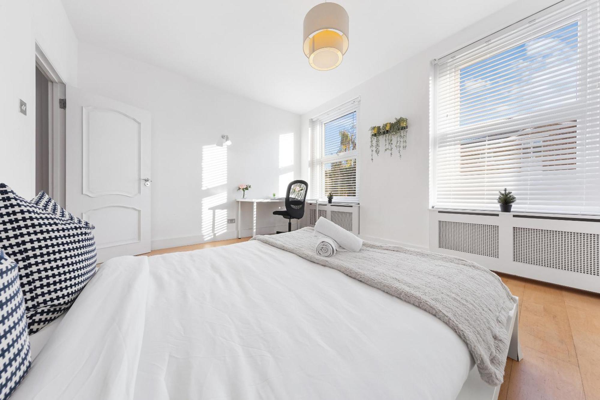 Luxury 4-Bedroom Modern Flat In Central London Steps From Station, Sleeps 9 In Style! Exterior photo