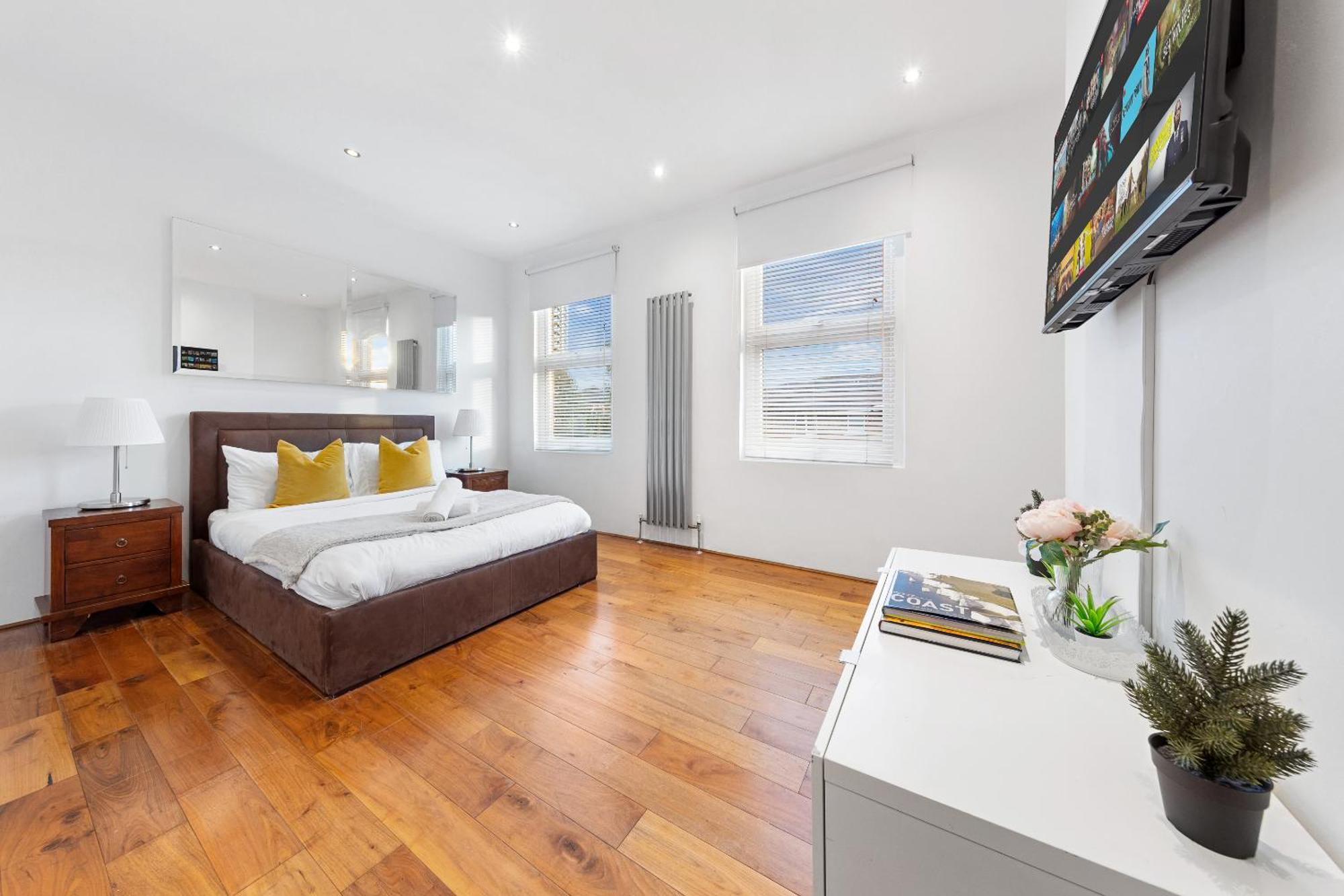 Luxury 4-Bedroom Modern Flat In Central London Steps From Station, Sleeps 9 In Style! Exterior photo