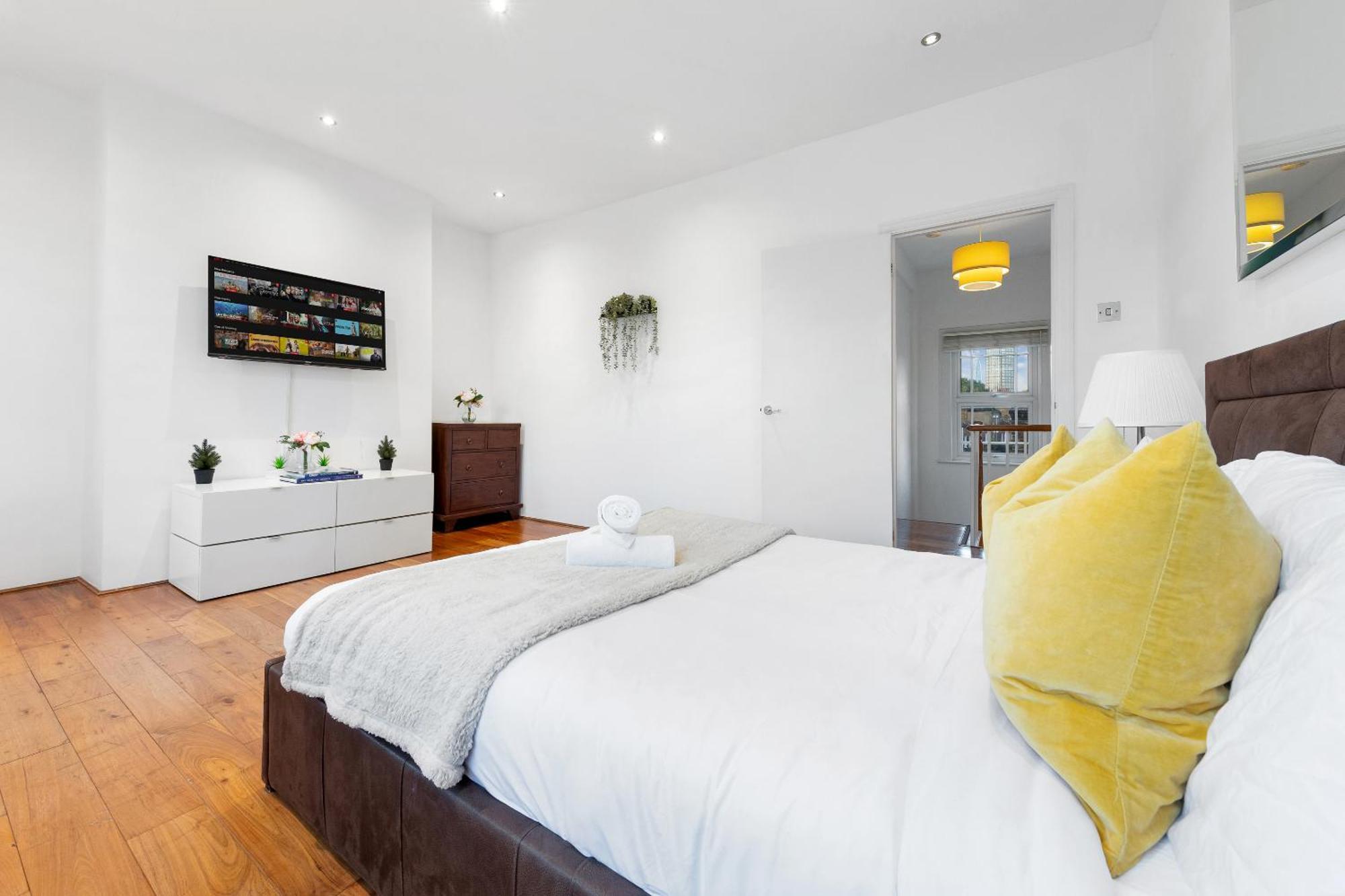 Luxury 4-Bedroom Modern Flat In Central London Steps From Station, Sleeps 9 In Style! Exterior photo