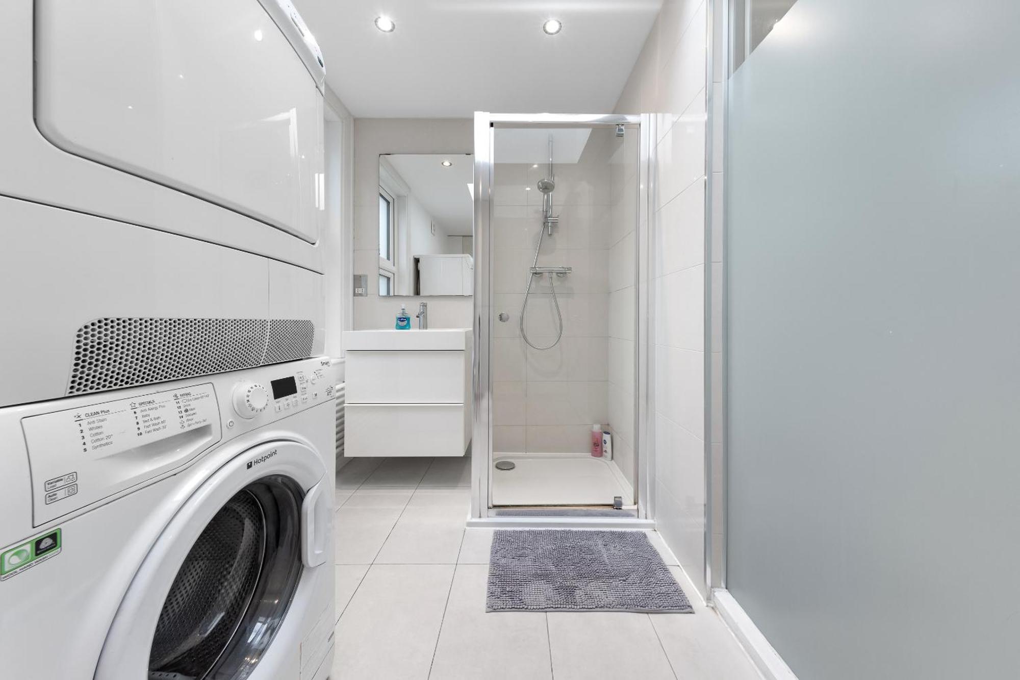 Luxury 4-Bedroom Modern Flat In Central London Steps From Station, Sleeps 9 In Style! Exterior photo