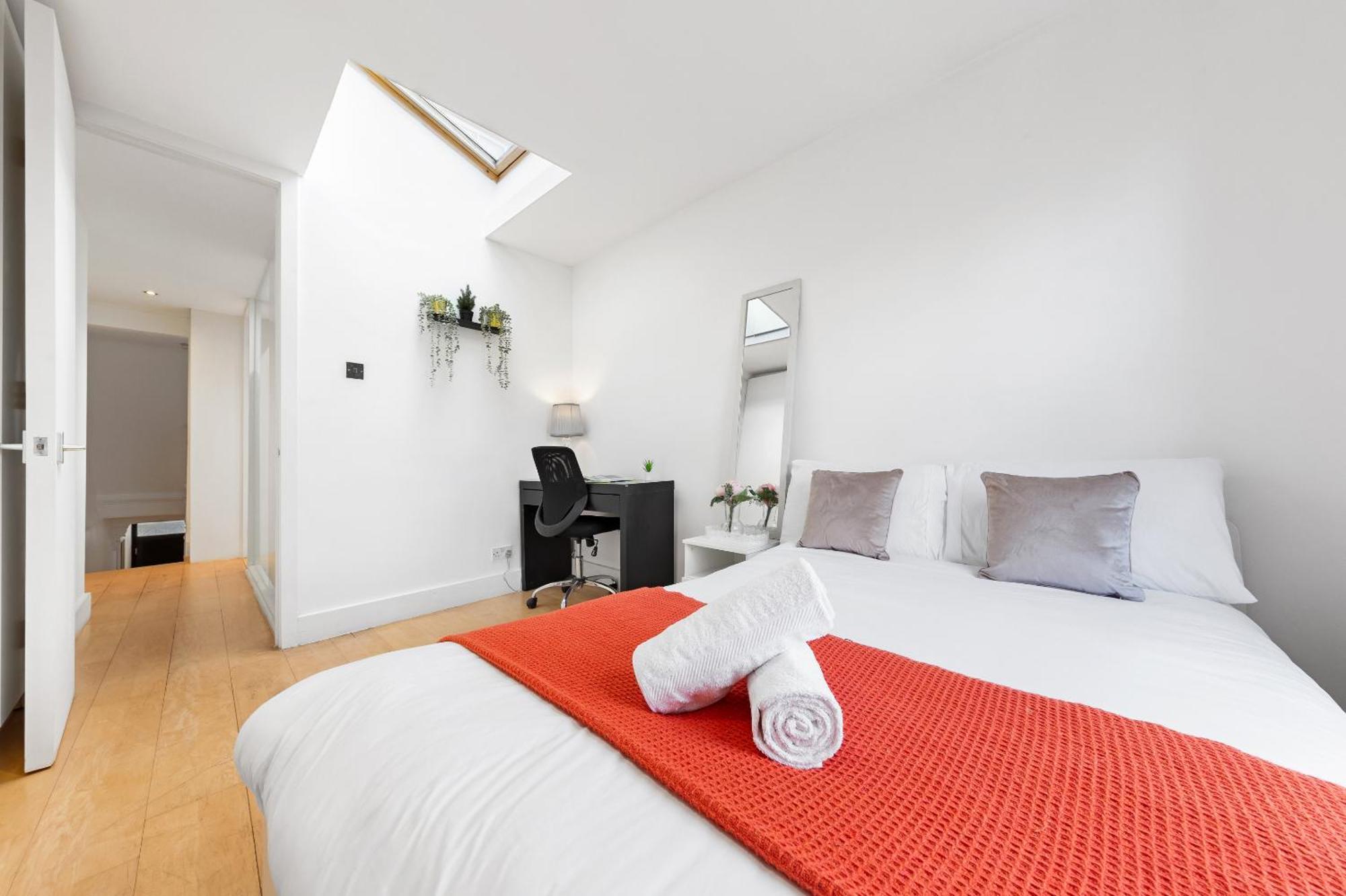 Luxury 4-Bedroom Modern Flat In Central London Steps From Station, Sleeps 9 In Style! Exterior photo