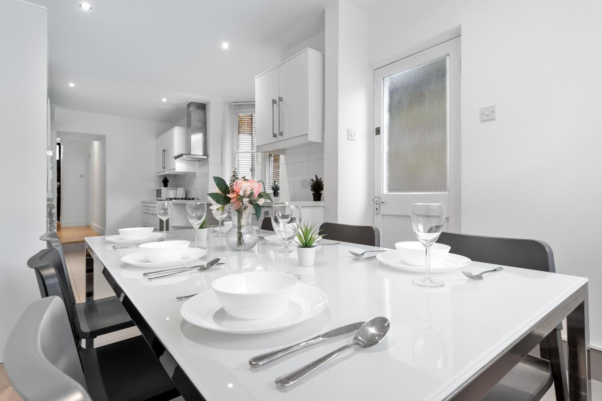 Luxury 4-Bedroom Modern Flat In Central London Steps From Station, Sleeps 9 In Style! Exterior photo