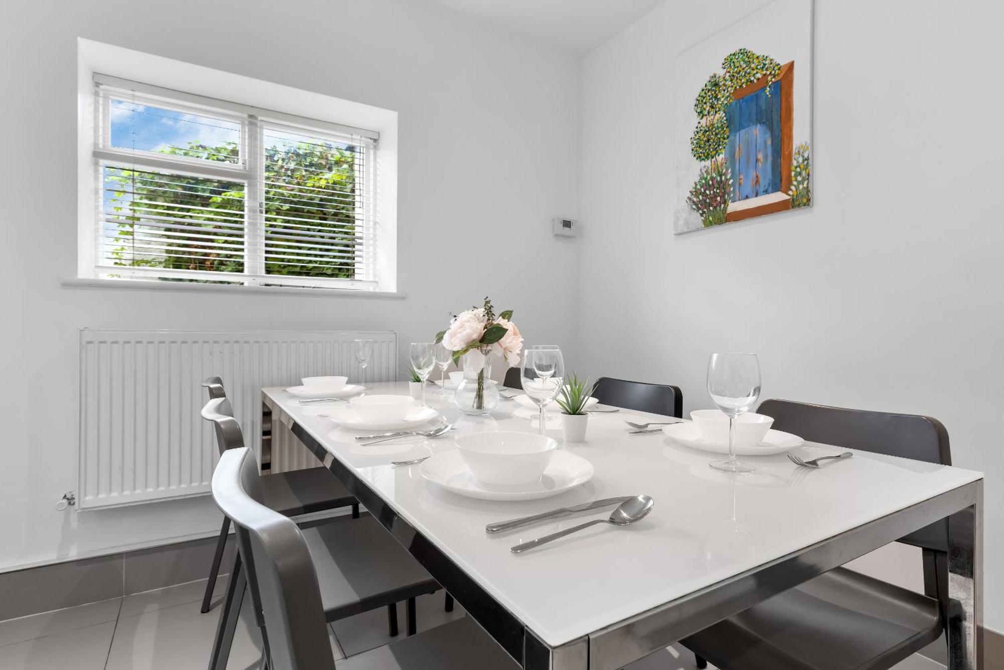 Luxury 4-Bedroom Modern Flat In Central London Steps From Station, Sleeps 9 In Style! Exterior photo